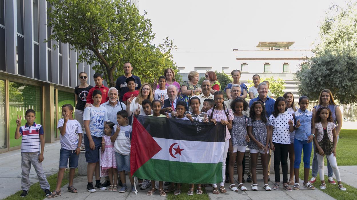 El presidente de la Diputación de Sevilla, Fernando Rodríguez Villalobos, junto con una representación de los niños saharauis