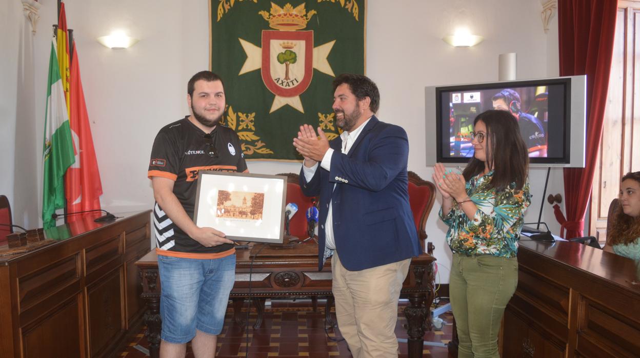 El Loreño Iván González Gamero fue homenajeado por el Ayuntamiento de Lora del Río