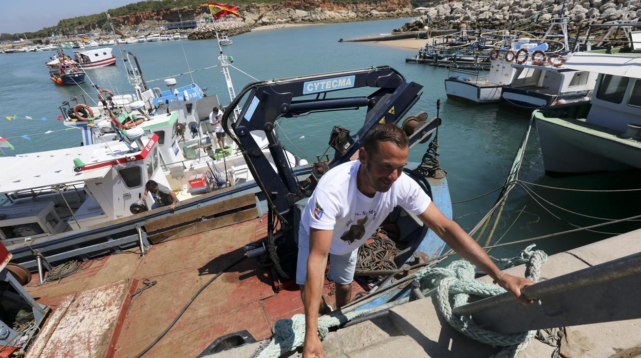 Antonio Ramírez, en el puerto de Conil, donde atraca el 'Luz y Mar'