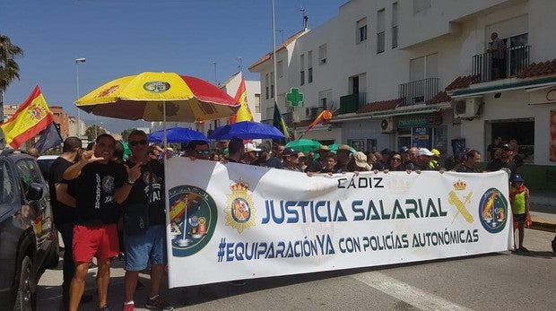 Policías y guardias civiles se manifiestan en Tarifa por la equiparación