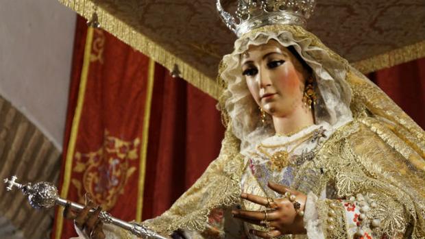 Peñaflor se prepara para la romería de la Virgen de Villadiego con la exposición «casi un siglo de camino»