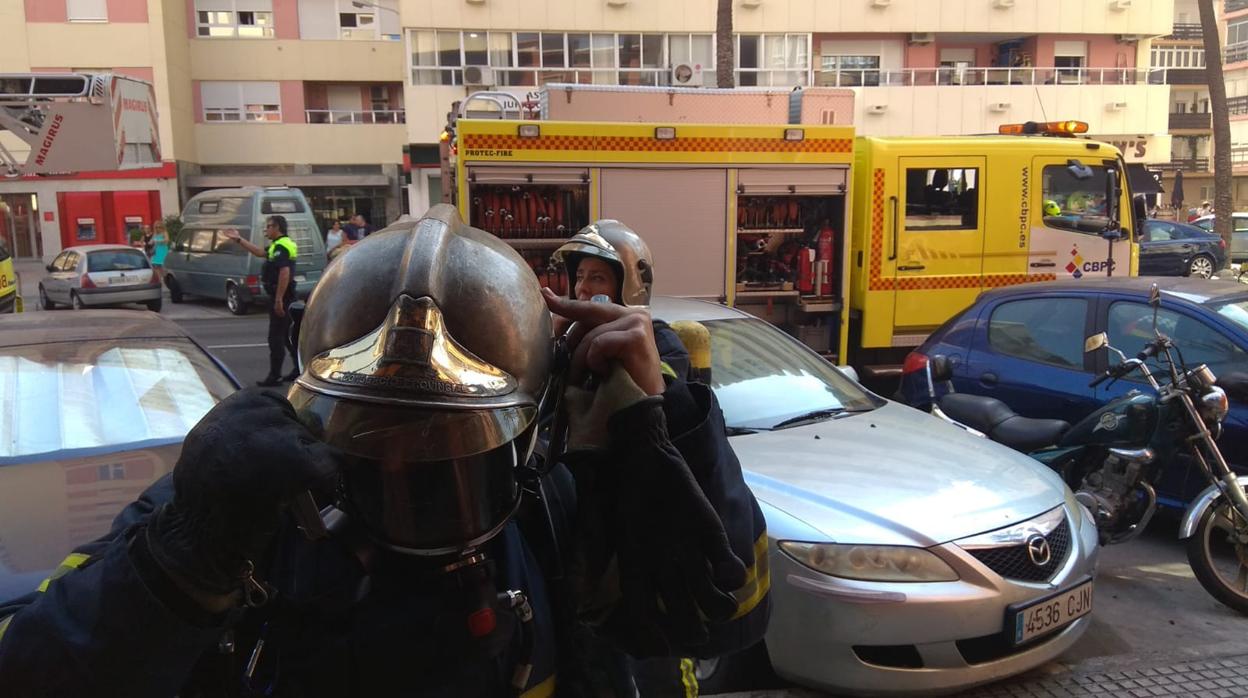 Momento de la llegada de efectivos de bomberos al domicilio