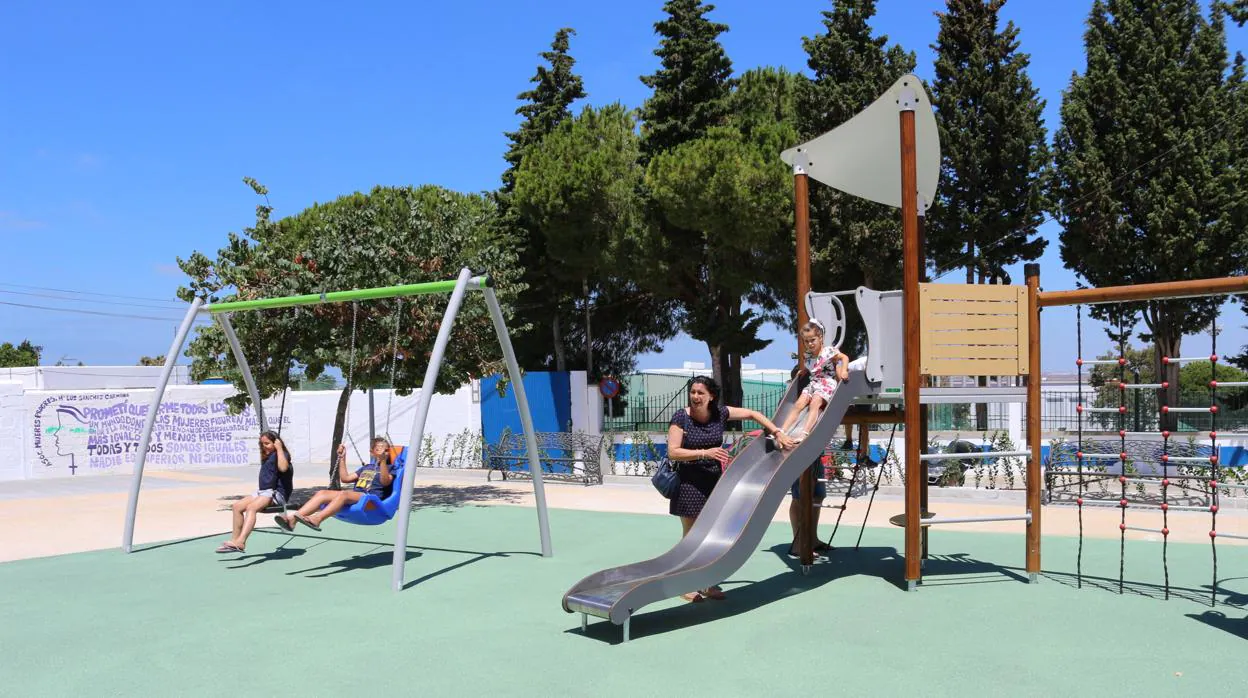 La Barriada de Santa Ana ya cuenta con una nueva plaza con parque infantil