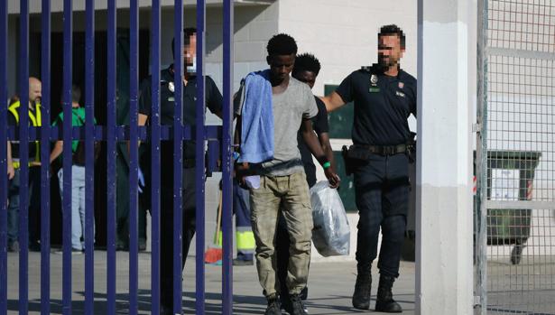 Algunos inmigrantes superan las 72 horas legales detenidos en Algeciras