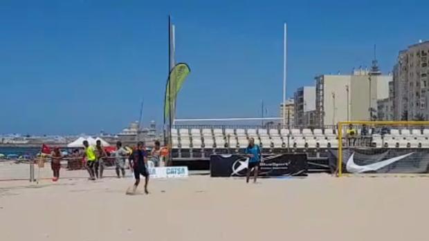 El fútbol playa se da cita en la Victoria