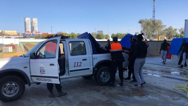 Los Barrios se vuelca en atender a más de 600 migrantes en su polideportivo