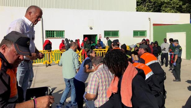 Más de 1.800 inmigrantes se encuentran en pabellones de la provincia