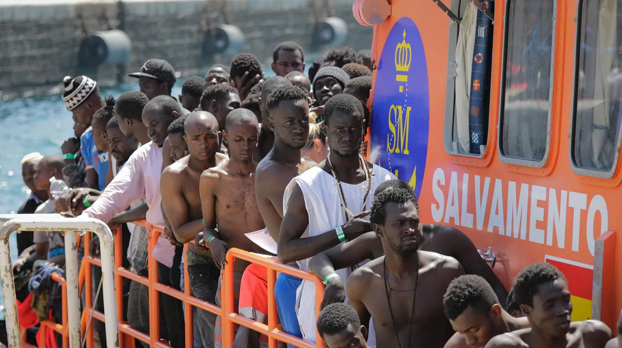 Inmigrantes en las embarcaciones de Salvamento Marítimo en el puerto de Tarifa.