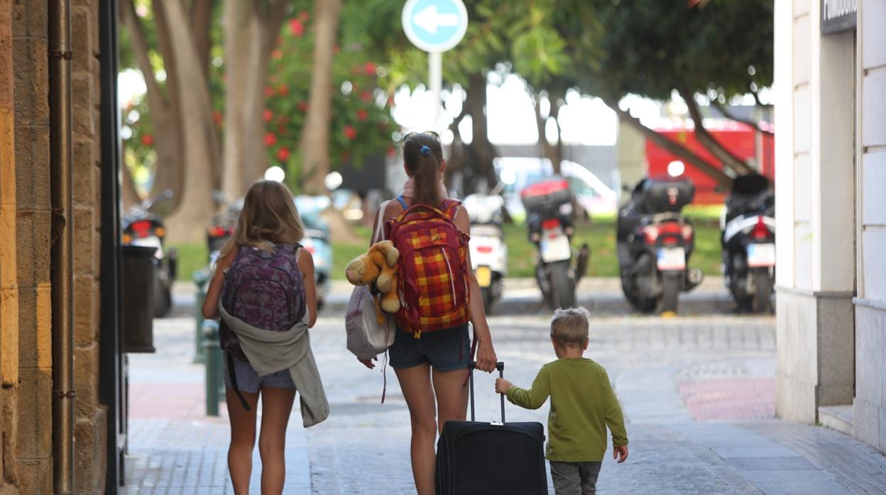 Turistas es martes por el centro de Cádiz con maletas