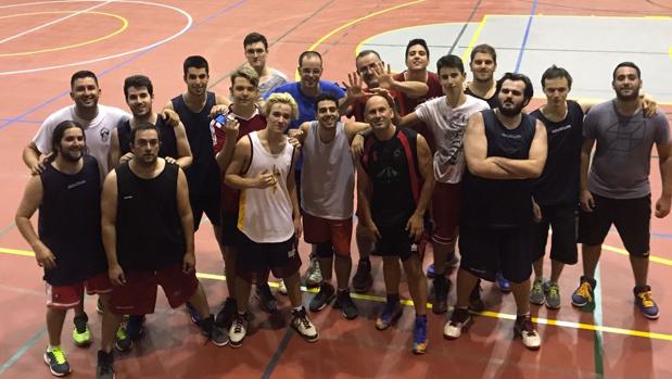 El homenaje que el equipo de baloncesto hace a Azat, «el ruso volador» que encontró la muerte en Burguillos