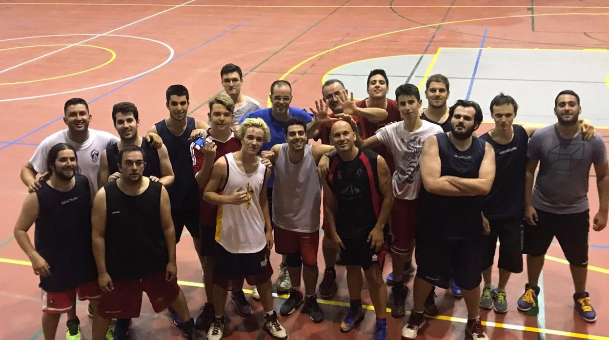Los integrantes del equipo de baloncesto de Burguillos donde jugaba Azat (segundo por la derecha)
