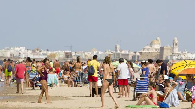 Detenido por tocamientos a una menor en la playa Victoria de Cádiz