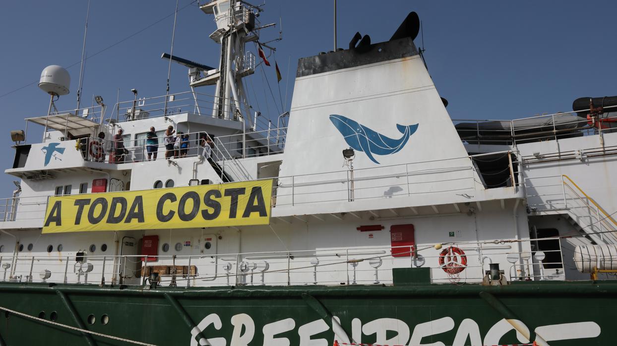 El buque ‘Esperanza’, tras la llegada a Cádiz por su campaña ‘A Toda Costa’.