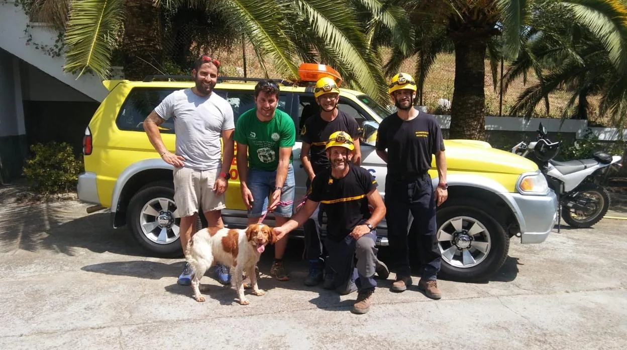 Los bomberos participantes en el rescate con el perro.