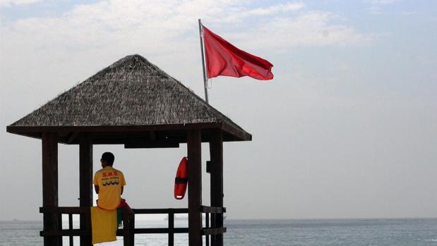 Bandera roja en El Rinconcillo por la llegada de medusas a las playas