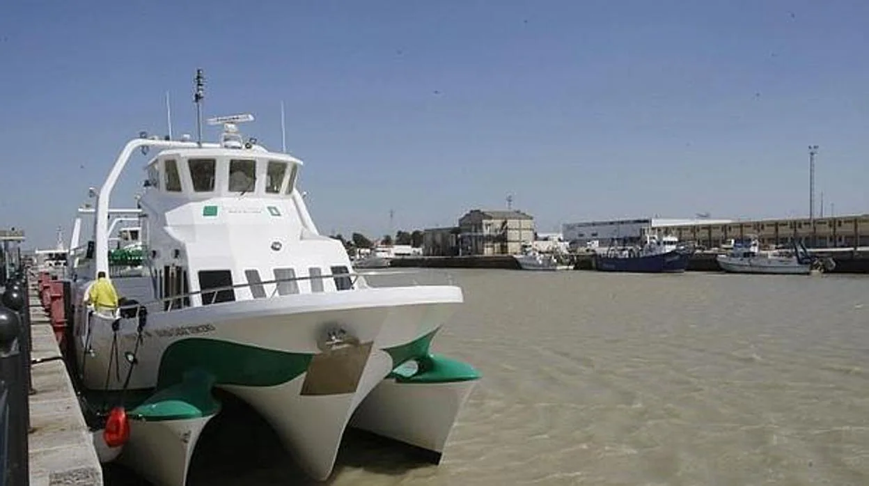 Uno de los catamaranes que unen por mar Cádiz, El Puerto y Rota