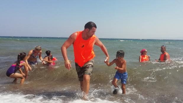 La bella tarea de conseguir que el mar no sea un enemigo para los niños refugiados en Grecia