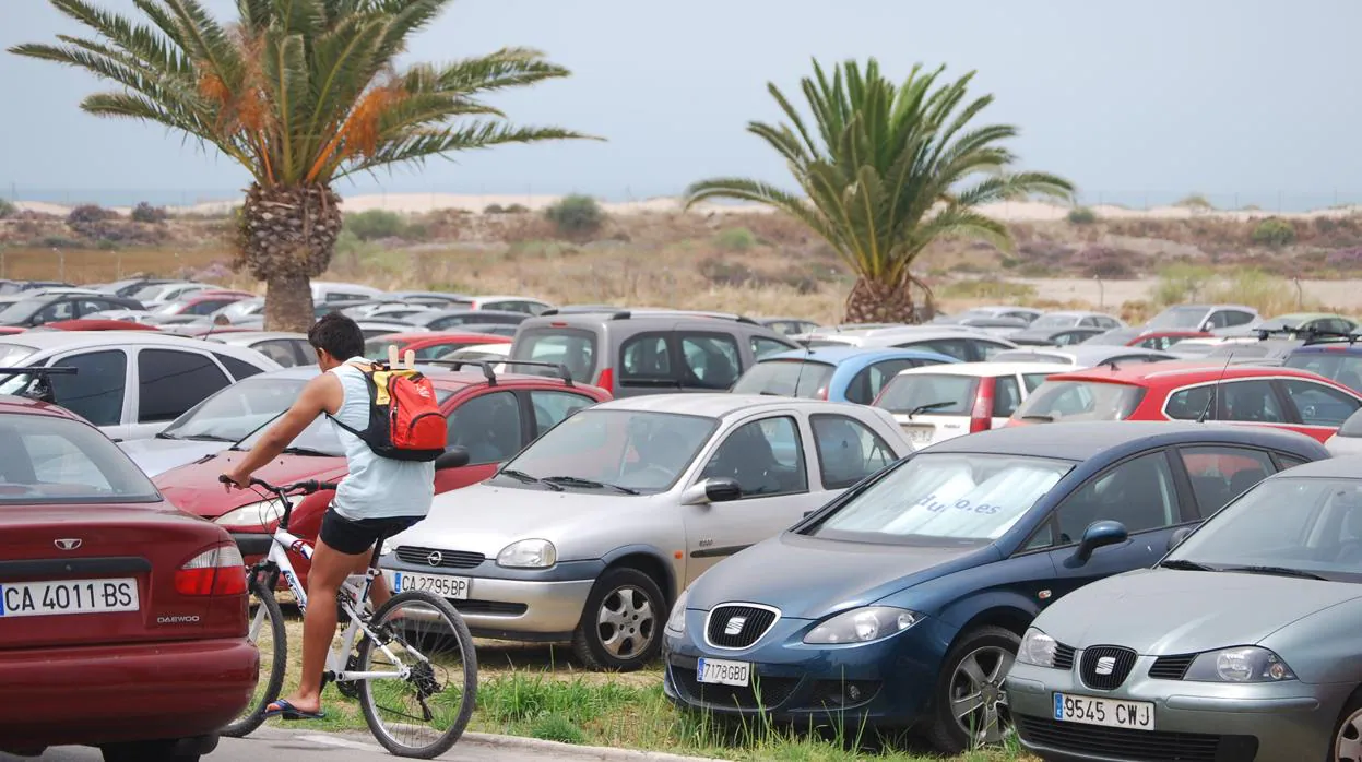 Imagen de uno de los aparcamientos de la playa de Camposoto.