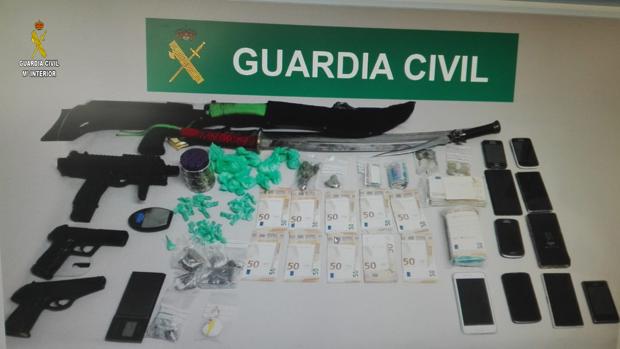 La Guardia Civil detiene a tres personas por la venta de estupefacientes en los Palacios