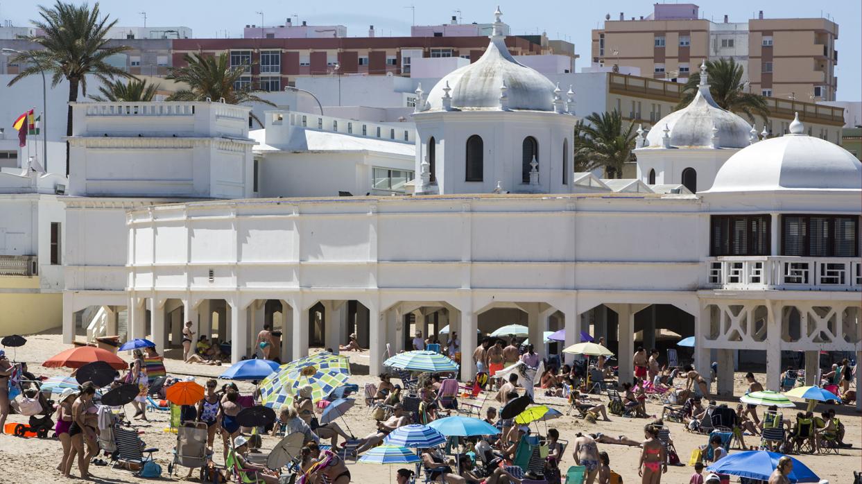 Un policía local herido al interceptarle droga a un menor en la Caleta