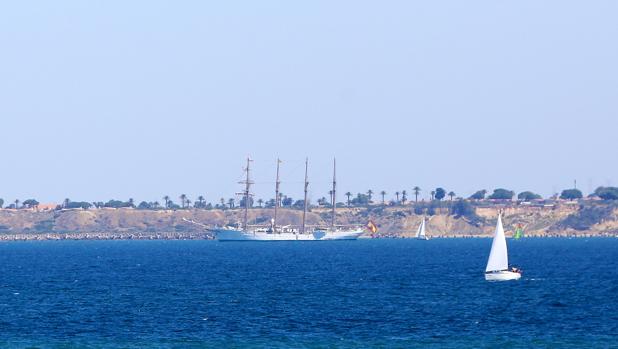 El Juan Sebastián de Elcano ya está fondeado en la Bahía