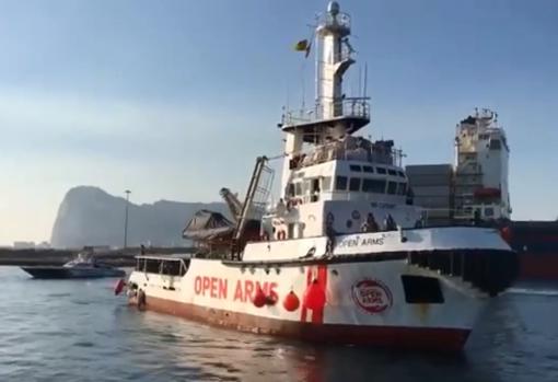 El buque &#039;Open Arms&#039; llega al puerto de Crinavis, en San Roque, con 87 inmigrantes