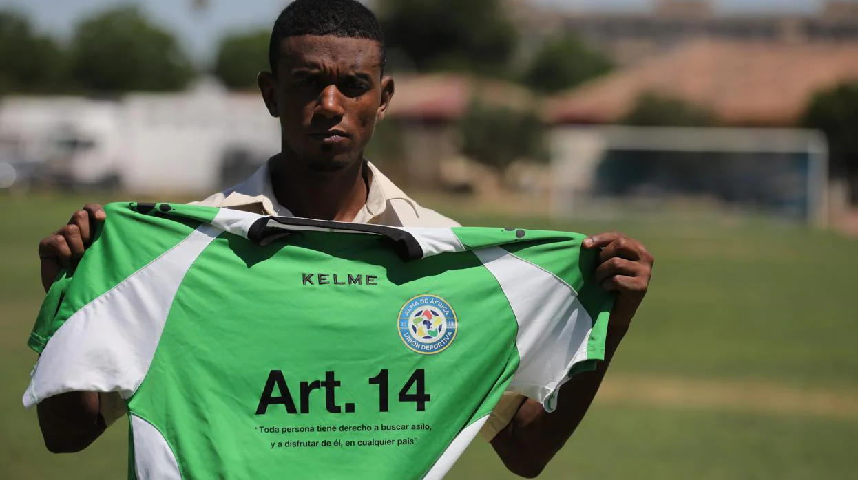 Abdou Issa, jugador de Álma de África, posando con la camiseta del equipo