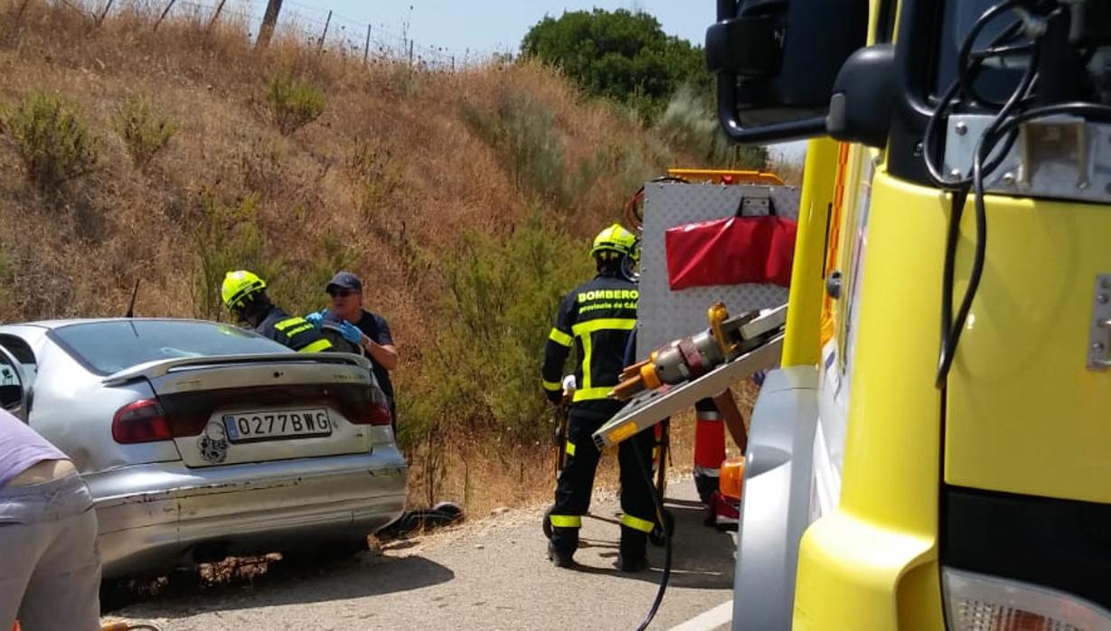 La mujer quedó atrapada en uno de los vehículos que quedaron en la cuneta