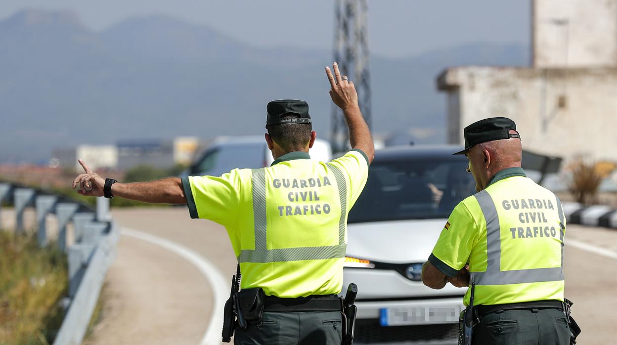 Tres heridos, dos de ellos de gravedad, tras salirse su coche de la vía