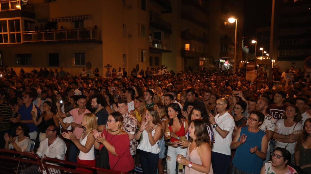 Miles de personas asistieron a los espectáculos programados en el Paseo Marítimo de Cádiz