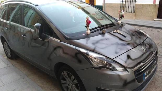 Pinchan las ruedas al novio de la mujer de Cantillana cuyo coche fue «convertido» en tumba