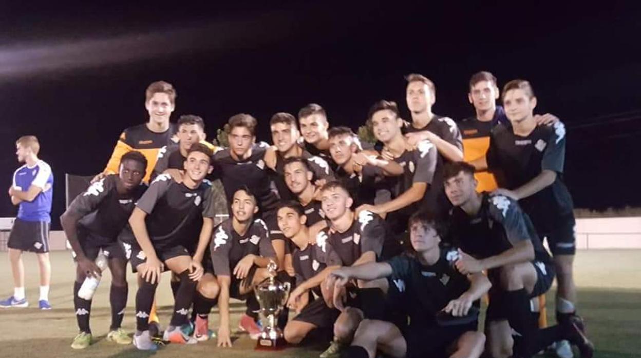 El Real Betis juvenil celebra la conquista del 47º Trofeo Marismas