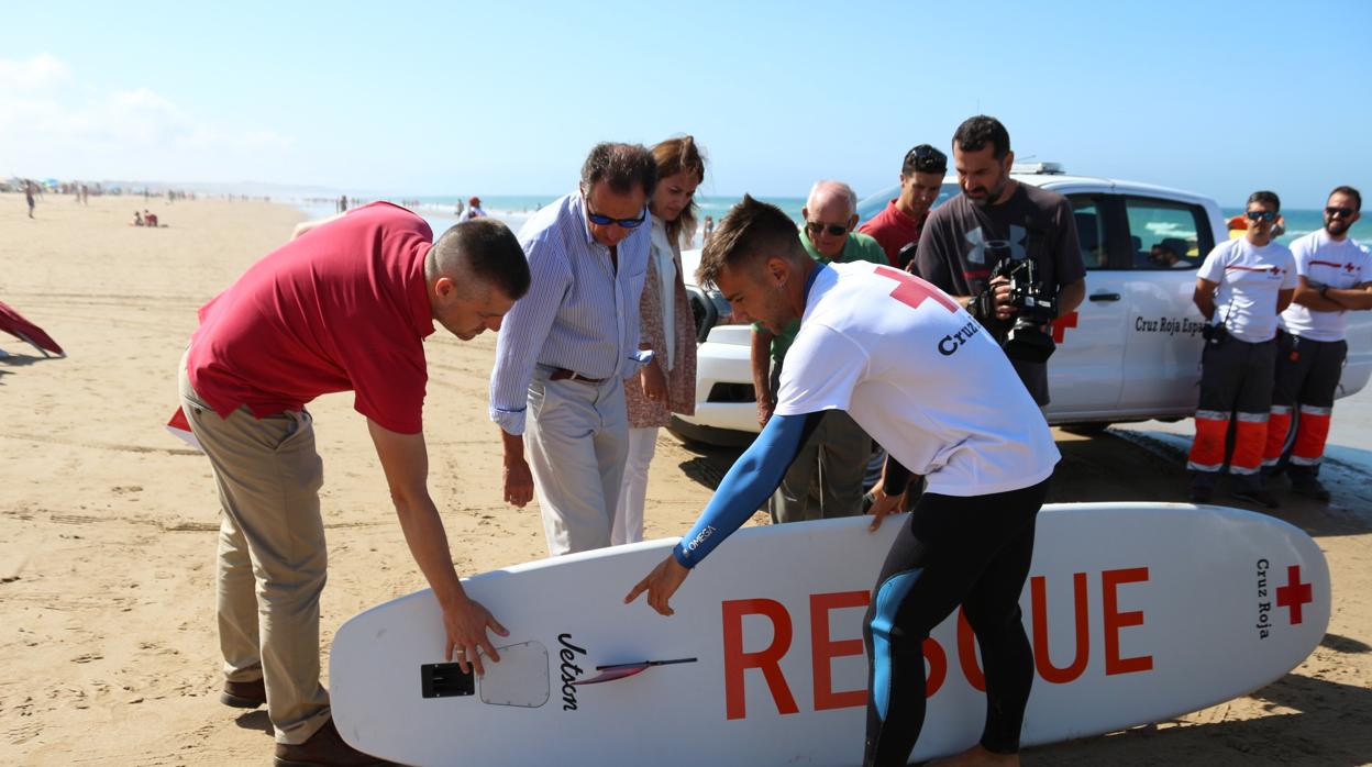 Nuevos vehículos para la labor de Cruz Roja en La Barrosa