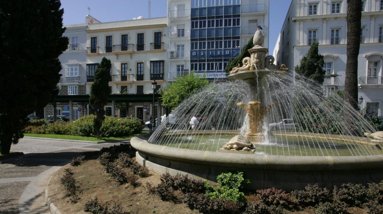 Rompe la fuente de las tortugas y cae al agua