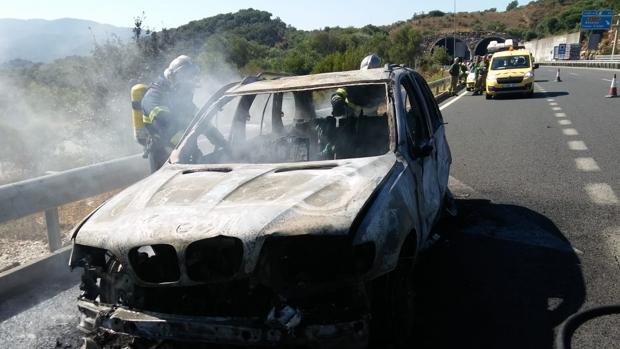 El fuego calcina completamente un turismo en la autovía de Medina