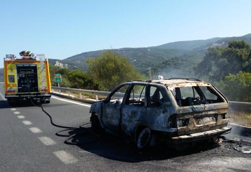 El fuego calcina completamente un turismo en la autovía de Medina