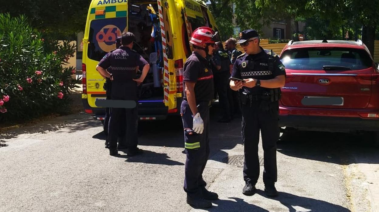 La víctima es trasladada en ambulancia al hospital Virgen del Rocío
