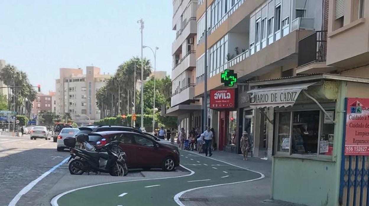 Imagen del carril bici sorteando un quiosco situado en la plaza de Asdrúbal.