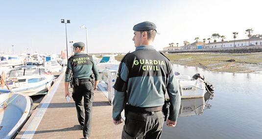 Guardias civiles de la Unidad Fiscal realizando una inspección en Sancti Petri.