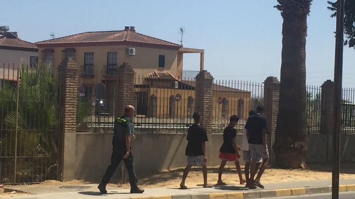 Un miembro de la Guardia Civil acompaña a algunos de los menores de Marruecos acogidos en Gelves