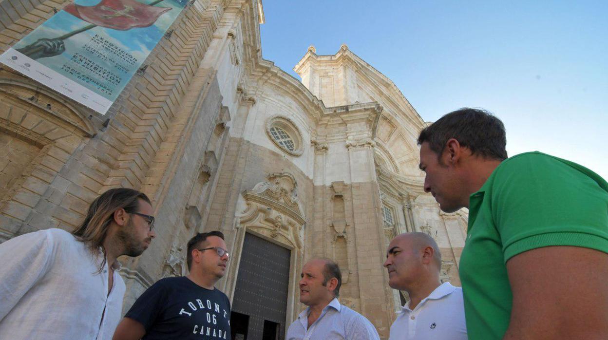 Juancho Ortiz, con miembros de la asociación ADIP en la Catedral.