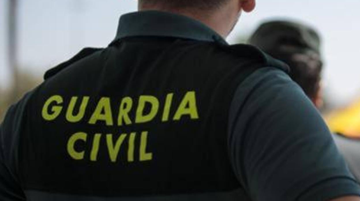 Una pareja de agentes de la Guardia Civil