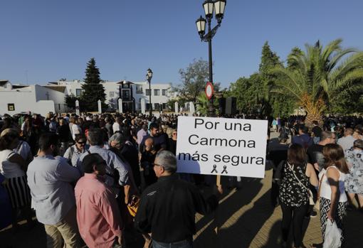 La manifestación convocada por los empresarios fue masiva: 7.000 asistentes