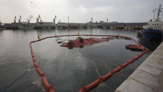 La Autoridad Portuaria de Cádiz afirma que el reflotamiento del 'Thoran' sigue su curso sin incidencias