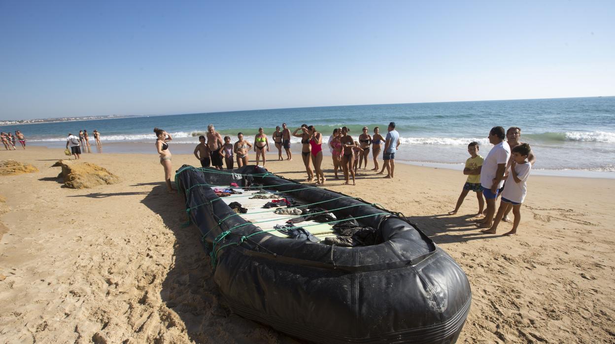 La patera llegada a la Barrosa el pasado fin de semana.