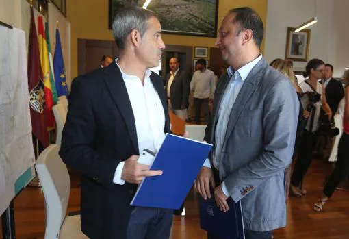 El subdelegado del Gobierno en Cádiz y el delegado del Gobierno en Andalucía conversan tras la reunión en el Ayuntamiento de Chiclana.