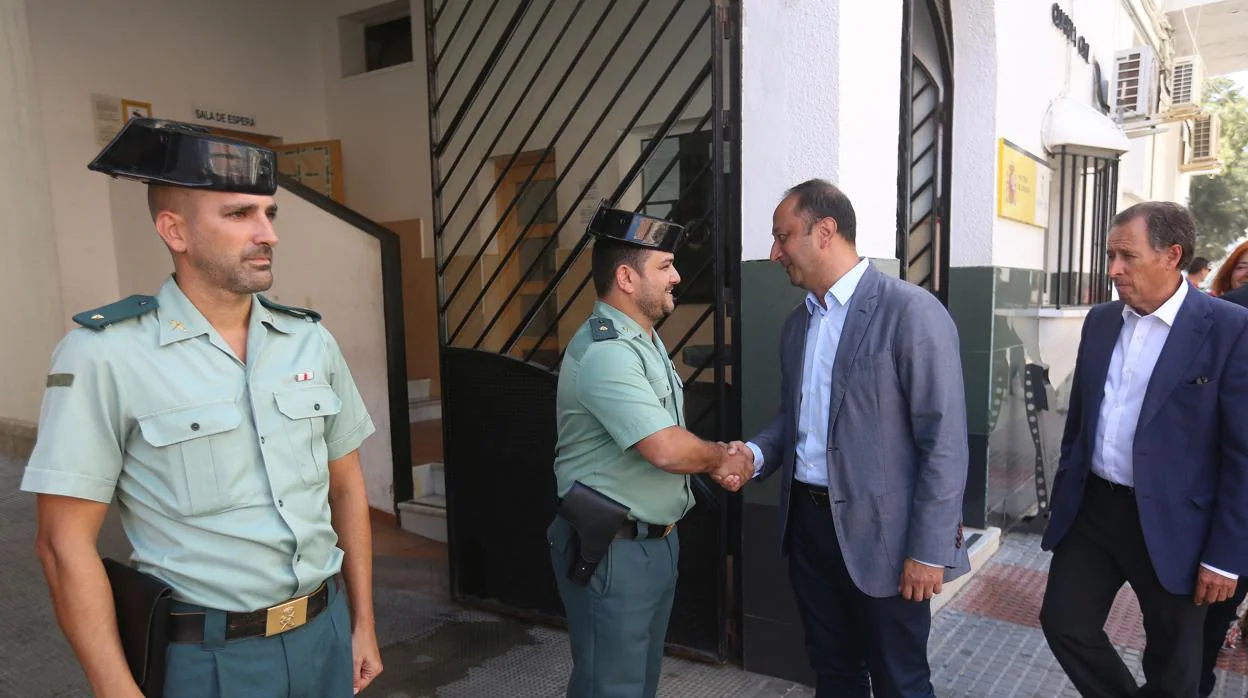 El delegado del Gobierno durante su visita al cuartel de la Guardia Civil de Chiclana.