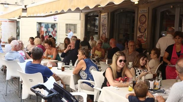 El PSOE se alegra de que el Ayuntamiento de Cádiz rectifique su ordenanza de terrazas