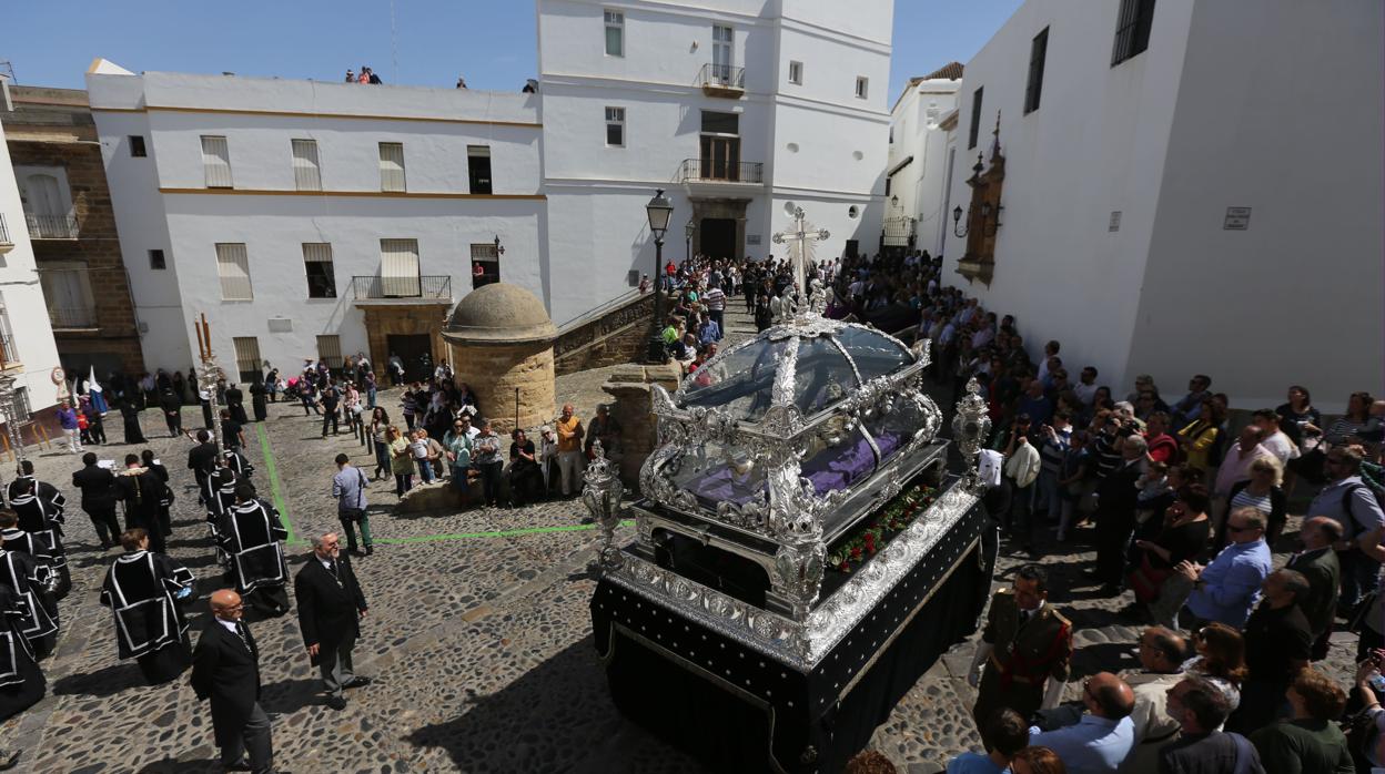 La procesión del Santo Entierro, por Santa Cruz.