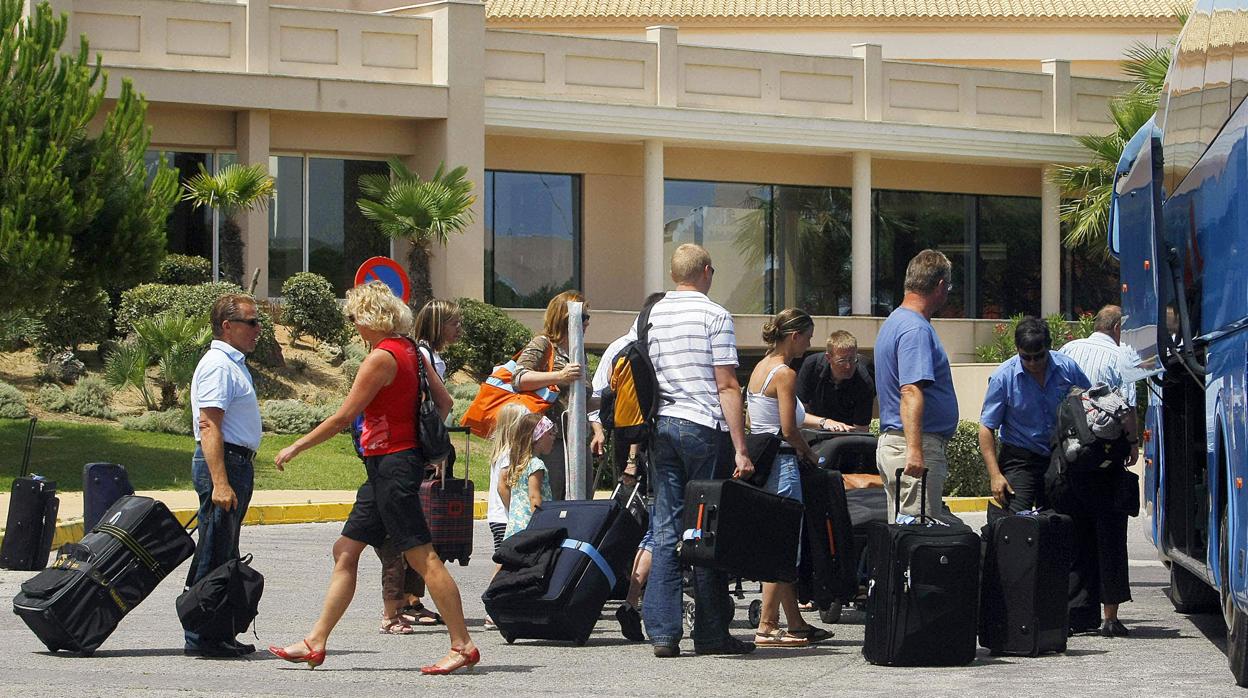 Decenas de turistas llegan a uno de los hoteles de Chiclana, una de las localidades que ha registrado mejor ocupación hotelera en 2018.